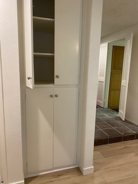 linen closet - 575 Esplanade