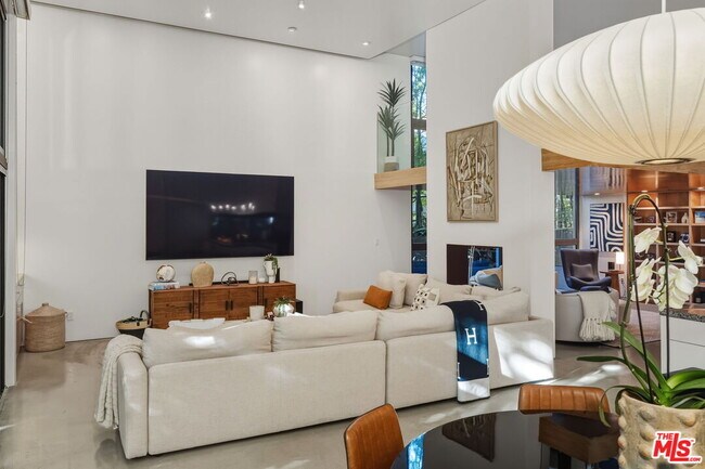 Building Photo - 1849 Fox Hills Dr