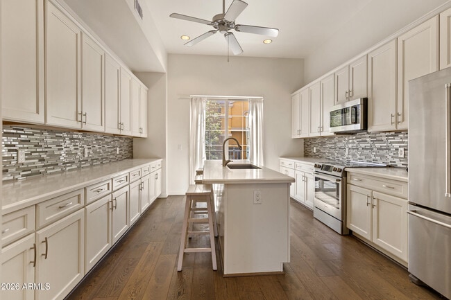 Building Photo - 421 W 6th St