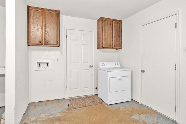 Building Photo - 16327 Green Shade Dr