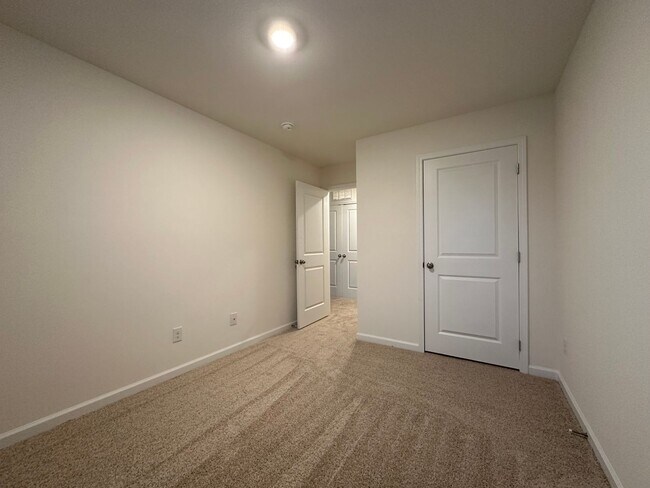 Building Photo - 3 Bedroom / 2.5 Bath Townhome Kingsport, TN