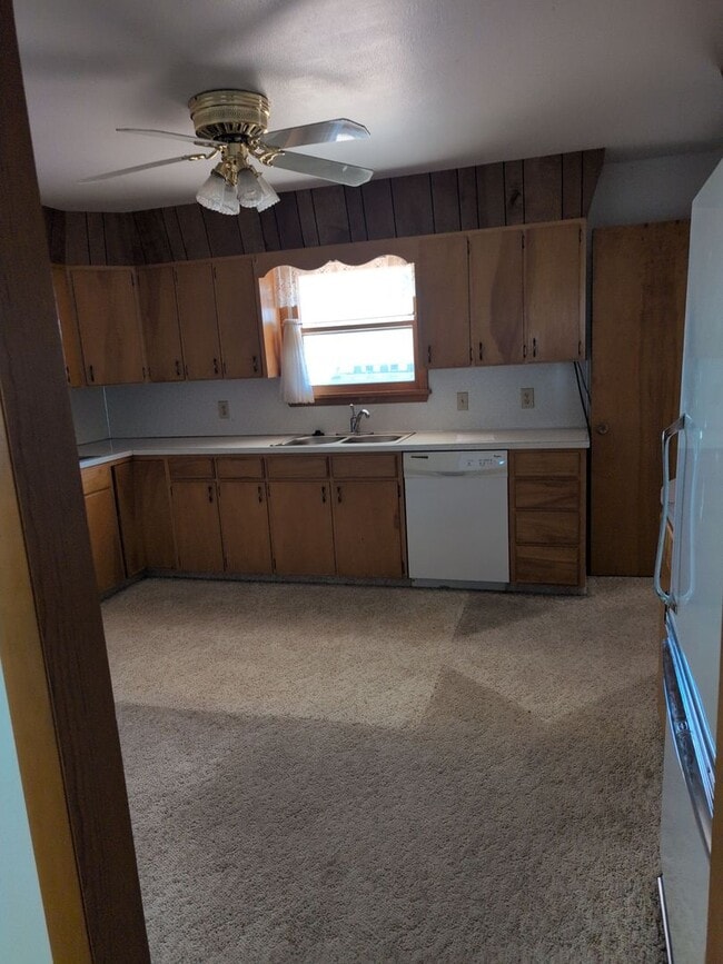 Building Photo - $250 off First Months Rent- Beautiful Coun...