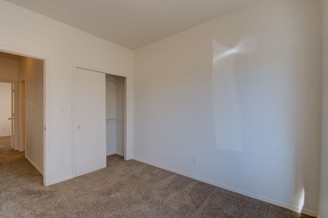 Building Photo - Amazing 3 Bedroom Near Rust Medical Center!!