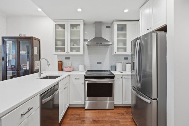 Building Photo - U St Condo | 2 Bed | 1.5 Bath | 975 Sf | Offsite Underground Parking Garage Available for Rent