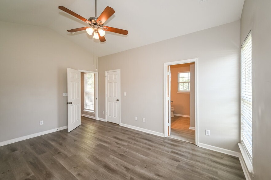Building Photo - 8704 Rozumny Dr