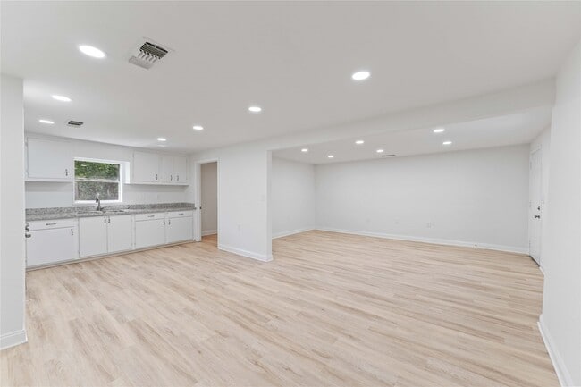 Building Photo - 2101 W Gulf St