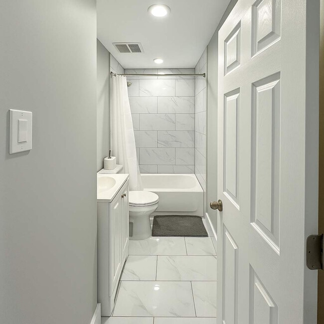 Building Photo - 128 Bainbridge St