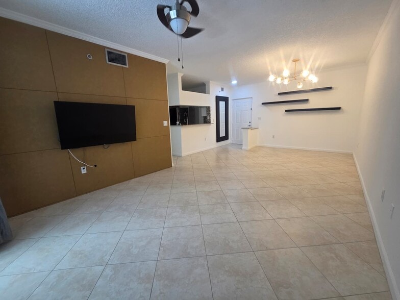 Building Photo - 17100 N Bay Rd