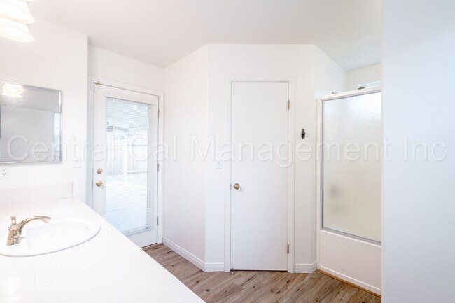 Building Photo - 3 Bedroom/2 Bath Home in San Lauren - $2150 per month!