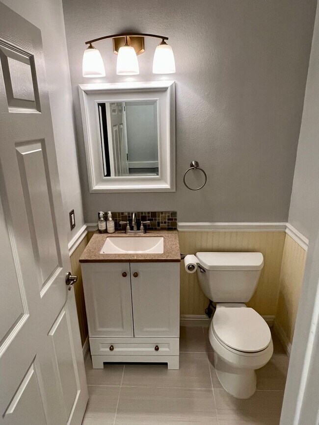 Building Photo - Beautiful 2 Bedroom Home in Windsong