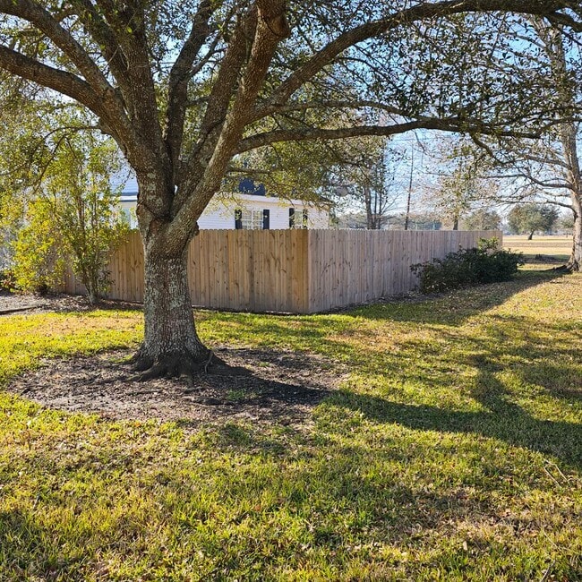 Building Photo - 1007 LA-20