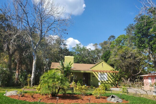 Building Photo - Charming Three bedroom one bath with huge backyard