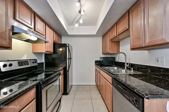 Building Photo - 740 W Elm St
