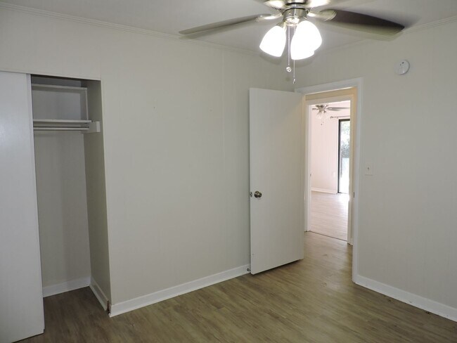 Building Photo - Convenient Northeast location!