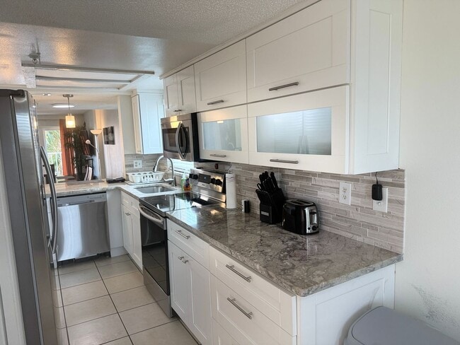 Building Photo - Beatifully updated Beach condo FULLY FURNISHED ANNUAL RENTAL 2/2