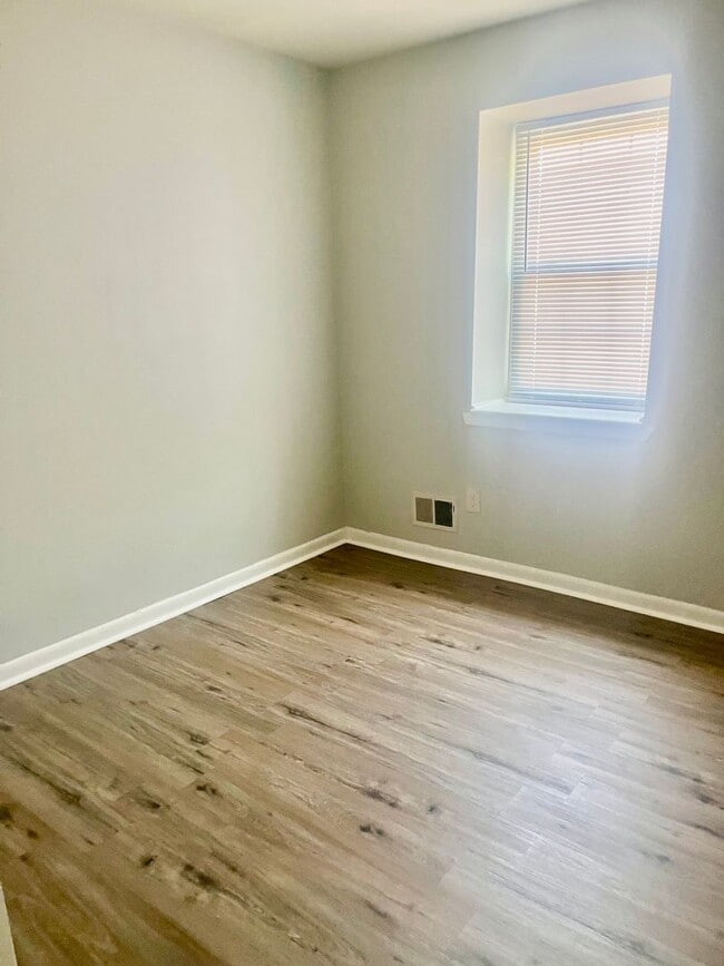 Building Photo - 3 Bedroom 2.5 Bath Unit Townhouse Frederic...