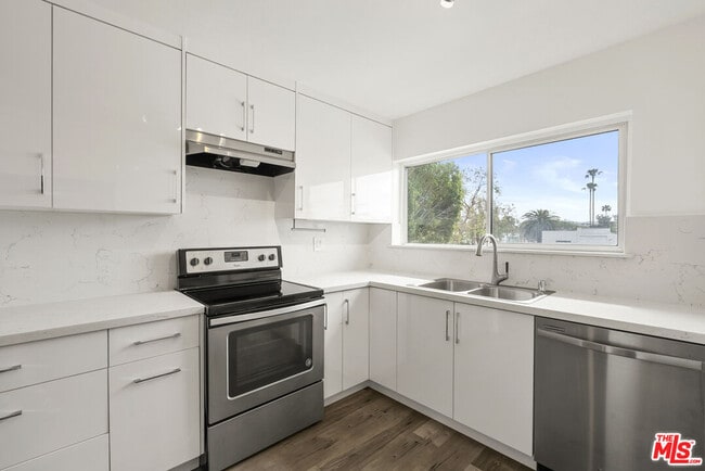 Building Photo - 645 Westmount Dr