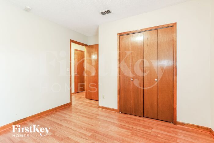 Building Photo - 650 Watling Ln