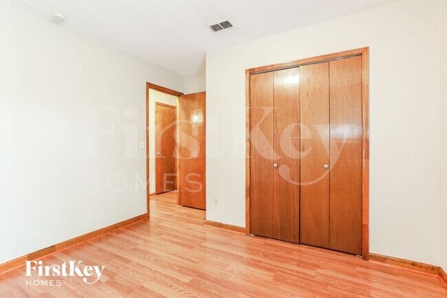Building Photo - 650 Watling Ln