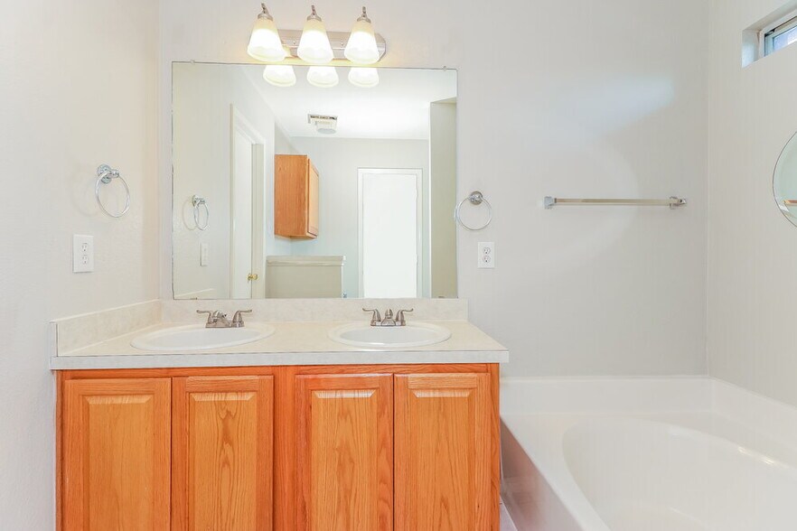 Building Photo - 5528 Spring Ridge Dr