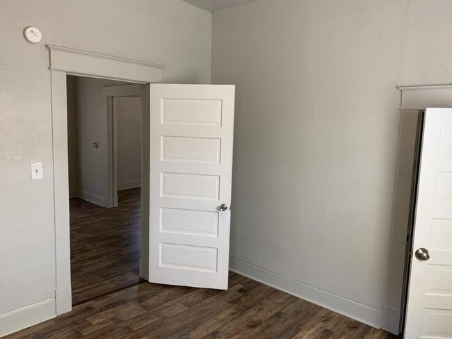 Building Photo - 208 E Springer Ave