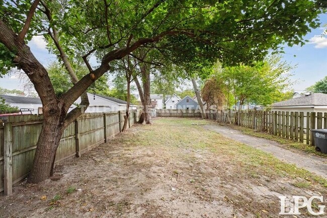 Building Photo - 3606 Revere Dr