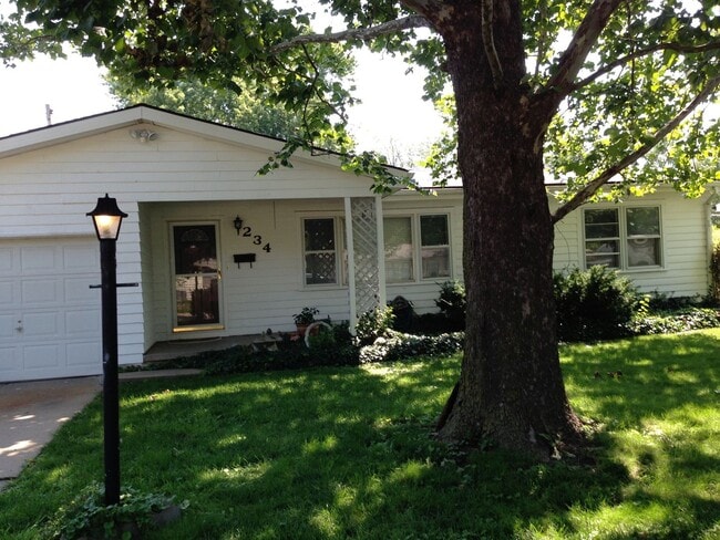Building Photo - 3 Bed 1 Bath W/ Garage