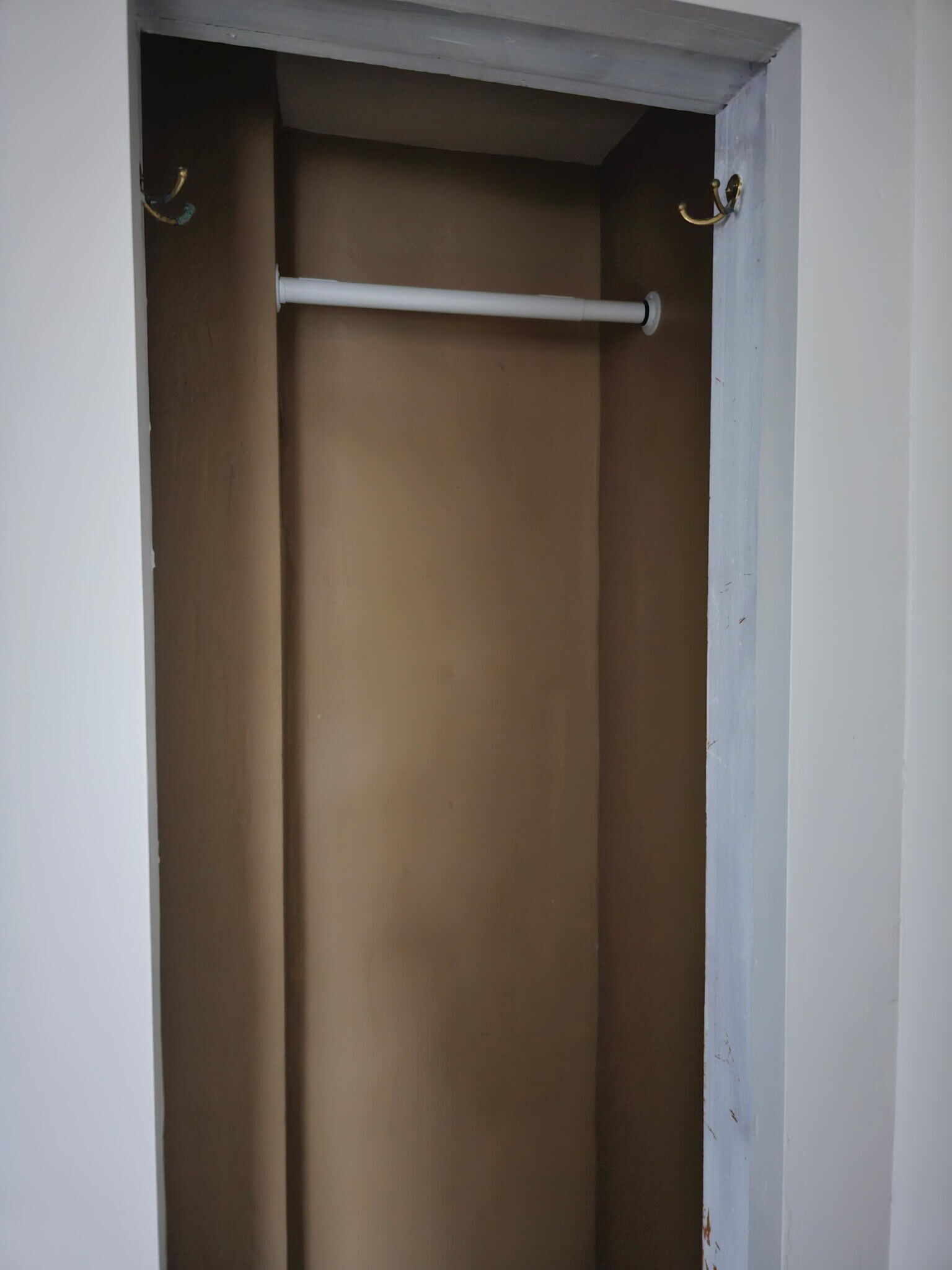 Building Photo - 512 Cemetery St