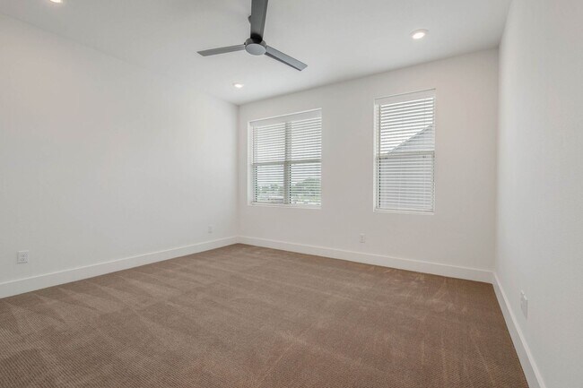 Building Photo - Brand new 4/4.5 Townhome