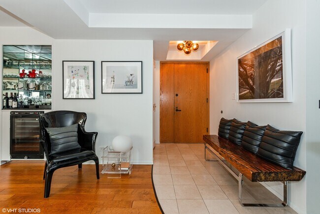 Building Photo - 40 E Delaware Pl