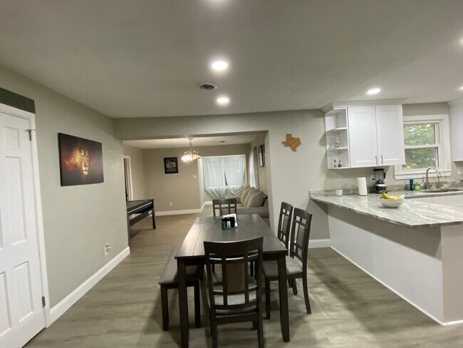 Building Photo - 6425 Sedgefield Dr