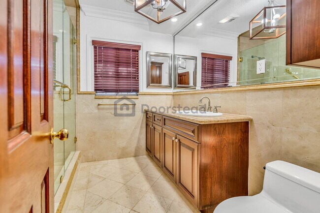 Building Photo - 603 S Mansfield Ave