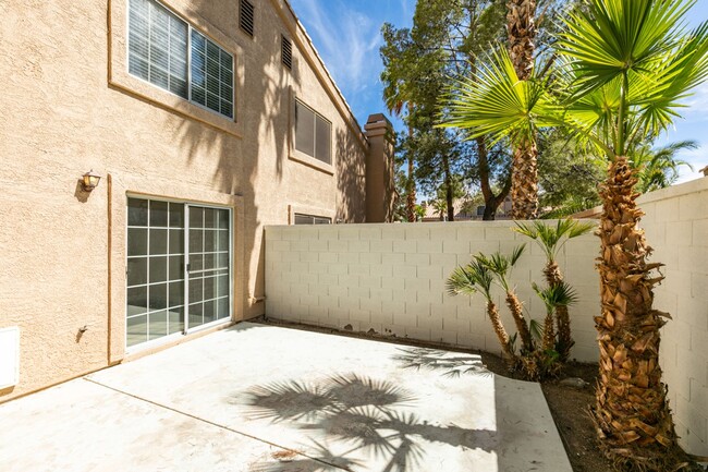 Building Photo - Charming 2-bedroom townhome in Green Valley!