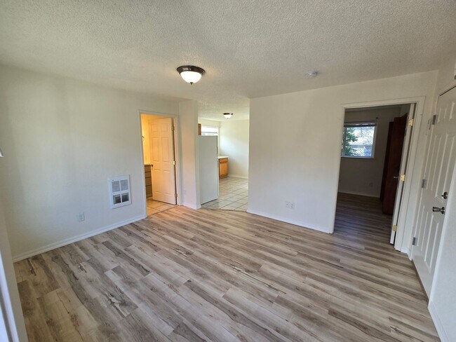 Building Photo - THIS 1 BEDROOM 1 BATH IS A GEM ON THE EAST SIDE OF MEDFORD