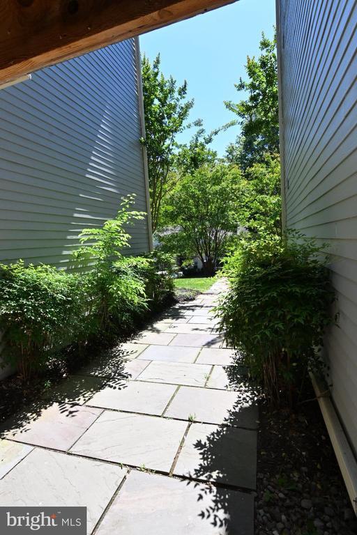 Building Photo - 2220 Springwood Dr
