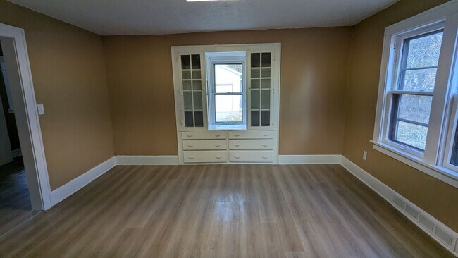 Building Photo - A charming 3-bedroom, 1.5-bathroom home located in the vibrant city of Akron