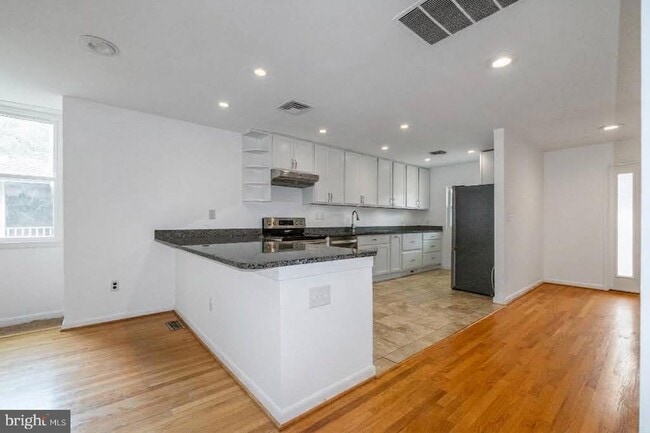 Building Photo - 102 Greenmeadow Dr
