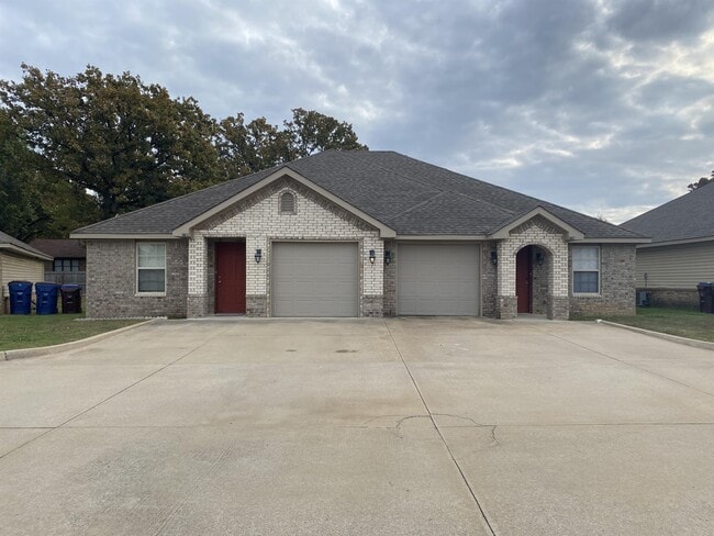 Primary Photo - 2743 Oakview Rd