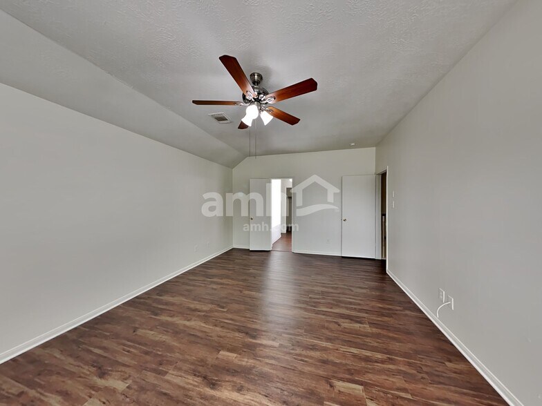 Building Photo - 9423 Eaglewood Spring Dr