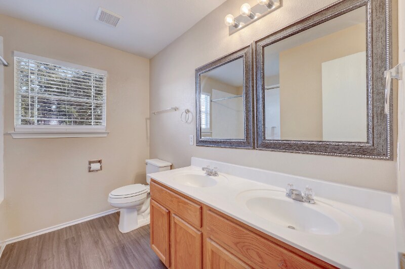 Building Photo - 1005 Easy Cove