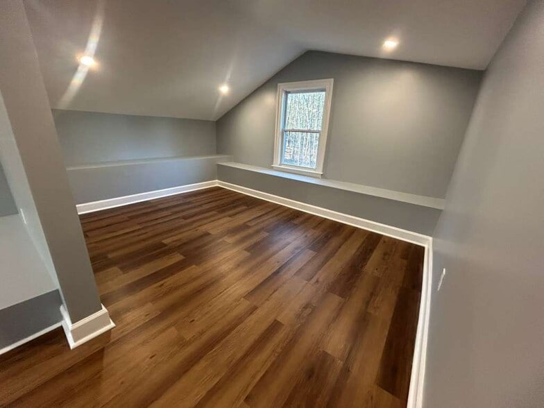 Upper level loft - 11 Old Creamery Rd