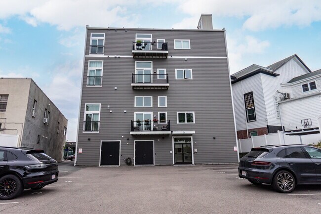 Building Photo - Spacious Elegance: Renovated Theatre! 3-Bedroom Condo with 2.5 Baths in Prime Medford Location!