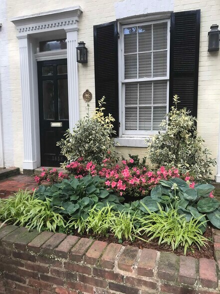 Front Gardn - 1658 Avon Pl NW