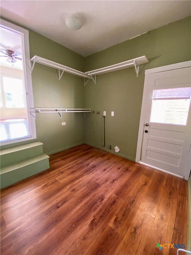 Building Photo - 385 Comal Ave