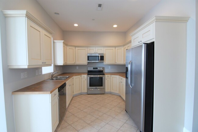 Building Photo - Downtown City Living Spacious 1 bedroom 1 ...