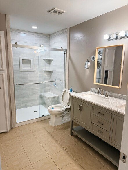Master renovated Bathroom with double vanity - 1159 Fromage Cir W
