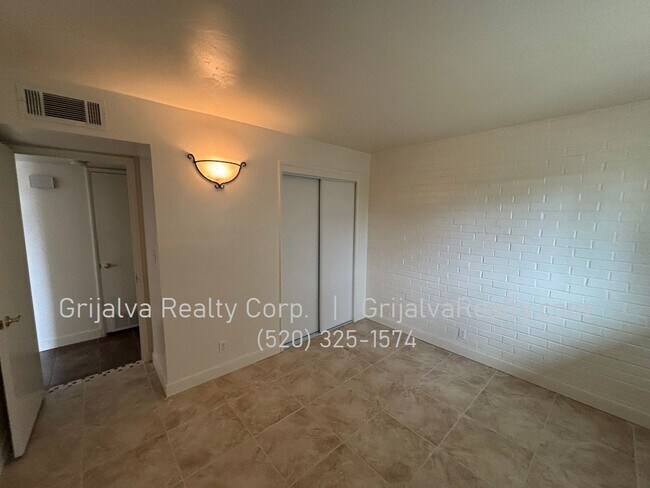 Building Photo - 4347 E Bellevue St
