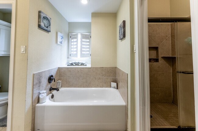 Building Photo - 422 River Oaks Dr