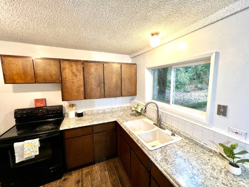 Building Photo - 1005 Bloyd St