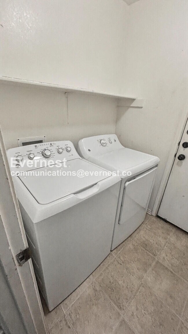 Building Photo - 3 Bed, 2 Bath Home with Garage / Pet-Friendly / Available Now!